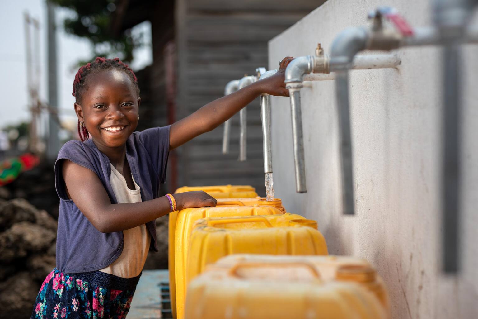 Marie, 7, draws water from a standpipe built with the support of UNICEF in the Buhene district of Goma, capital of North Kivu province, to the east. of the Democratic Republic of Congo. The district of Buhene, located on the northern outskirts of the city, was the most affected by the volcanic eruption of May 22, 2021; almost half of the neighborhood was destroyed by the lava flow, and the water supply network was damaged. The lava flow affected the only water reservoir in the area, as well as the inlet and outlet pipes, causing the drinking water supply to be cut off for standpipes installed in the northern part of the city. To remedy this, UNICEF financed and supervised the rehabilitation of the power supply network and the construction of 10 standpipes managed by Regideso.